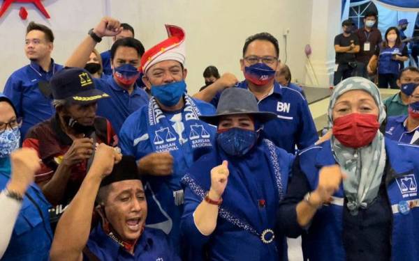 Penyokong bersorak gembira dengan keputusan tidak rasmi BN mendahului dengan 40 kerusi DUN pada PRN Johor.