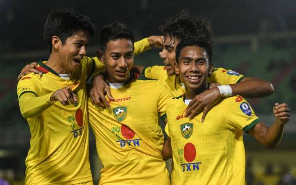 Fayadh (kanan) meraikan gol bersama rakan sepasukan ketika menentang pasukan Sains FC pada pusingan pertama Piala FA di Stadium Darul Aman, Alor Setar pada Sabtu. - Foto Bernama