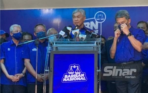 Ahmad Zahid (tengah) ketika berucap bagi meraikan kemenangan BN selepas memenangi PRN Johor pada Sabtu,