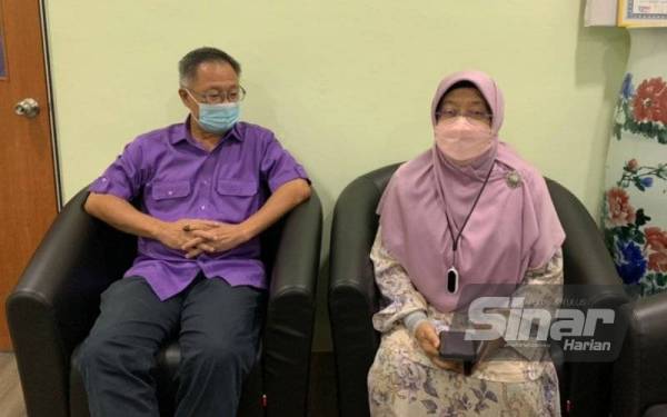 Haniza (kanan) dan Shiau Yoon mengadakan sidang media berkenaan keputusan PRN Johor di Ibu Pejabat PBM Johor, Johor Bahru pada malam Sabtu.