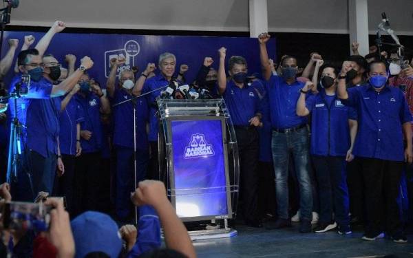 Barisan Nasional meraikan kejayaan meraih majoriti pada Pilihan Raya Negeri Johor di Pejabat Perhubungan UMNO Negeri Johor pada Sabtu. - Foto Bernama