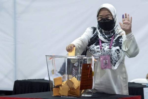 Amira Aisya menang dengan majoriti 7,114 undi dalam pertandingan enam penjuru sempena PRN Johor pada Sabtu. Foto: Bernama