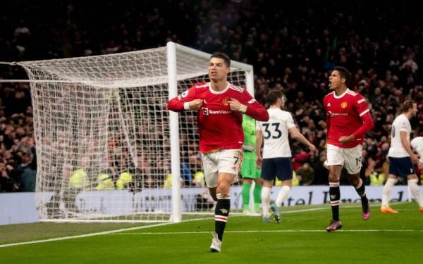 Ronaldo tampil garang apabila meledak tiga gol ketika menewaskan Tottenham Hotspur dalam perlawanan liga di Stadium Old Trafford.