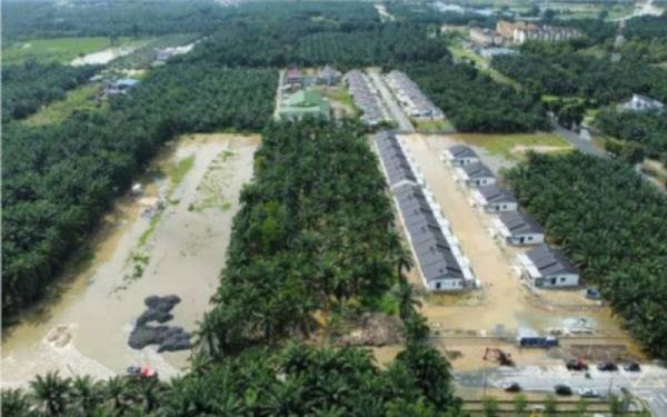 Banjir sejak minggu lalu menyebabkan seramai 13 mangsa daripada empat keluarga kini masih berada di PPS Dewan Orang Ramai Kampung Bukit Changgang, Kuala Langat, Selangor.