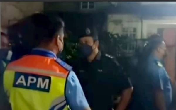 Video tular memaparkan Ketua Polis Daerah Ampang Jaya selaku Komander Operasi Bencana (dua dari kanan) sedang memberi arahan dan kawalan tempat kejadian tanah runtuh di kawasan Jalan Mega Jaya, Taman Mega, Ampang pada Khamis.