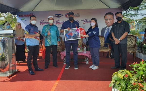 Reezal (tiga dari kanan) menerima cenderahati daripada Elmariah (dua dari kanan) sempena Karnival Kuala Muda 'Bebas' yang dianjurkan Agensi Anti Dadah Kebangsaan (AADK) Pulau Pinang Madrasah Al-Saadah, Kuala Muda pada Sabtu.