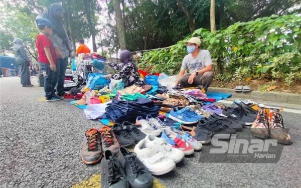 Antara barangan percuma ditawar termasuk perkakas rumah, buku, pakaian, kasut, peralatan bayi, mainan kanak-kanak dan makanan.