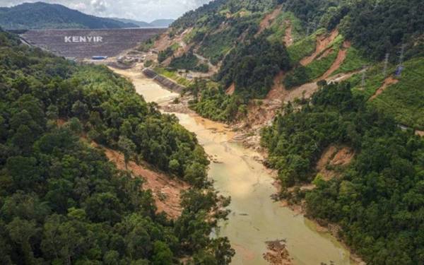 TDM telah membina jambatan sementara berhampiran Stesen Janaelektrik Sultan Mahmud (SJSM) di Kampung Jenagor dekat Hulu Terengganu bagi menggantikan jambatan asal yang runtuh akibat banjir. - Foto Bernama 