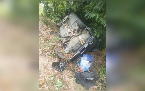 Keadaan kereta jenis BMW yang terbabas dan terhumban dalam gaung di Kilometer 377.4 Lebuhraya Utara Selatan arah utara dekat Slim River pada Ahad.