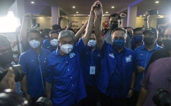 Pengerusi BN, Datuk Seri Dr Ahmad Zahid Hamidi bersama Menteri Besar Johor, Datuk Hasni Mohammad. - Foto Bernama
