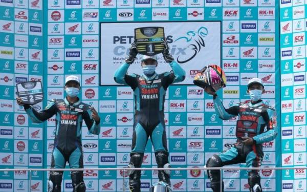 Afif (tengah) ketika meraikan kejayaan pada Pusingan 1 Kejuaraan Cub Prix Malaysia 2022 di Litar Antarabangsa Sepang (Utara) pada Ahad.