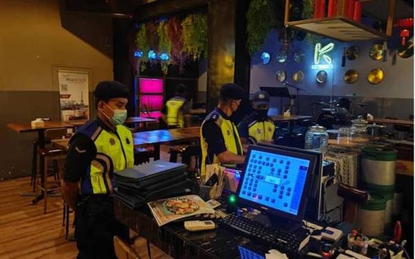 Salah sebuah pusat karaoke diserbu polis kerana beroperasi tanpa lesen sah dari PBT di Manjung. - Foto ihsan PDRM