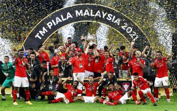 Khalid bersama barisan pemain dan pegawai KL City meraikan kejayaan muncul juara Piala Malaysia di Stadium Nasional, Bukit Jalil tahun lalu.