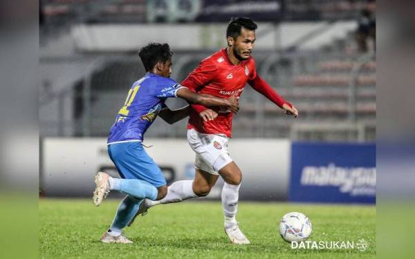 Hadin diasak pemain Langkawi FC dalam aksi Piala FA di Stadium Bola Sepak Kuala Lumpur sebentar tadi. - Foto FB KL CITY FC