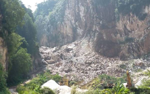 Kerja-kerja mengalih batu kuari dihentikan susulan pihak bomba mengesan runtuhan kecil di lokasi kejadian di Simpang Pulai, pada Isnin. - Foto ihsan JBPM Perak