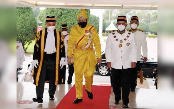 Sultan Sharafuddin (tengah) berkenan berangkat pada Istiadat Pembukaan Mesyuarat Pertama Penggal Kelima Dewan Undangan Negeri (DUN) Selangor ke-14 pada Isnin. - Foto Bernama