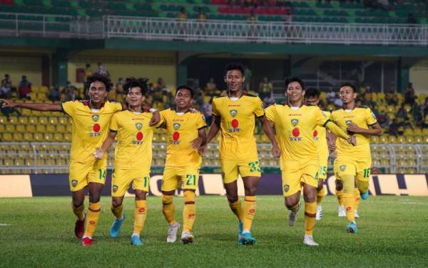 Aidil Sharin membariskan majoriti pemain tempatan muda pada aksi pertama Piala FA 2022 sebelum menang 4-0 mengatasi pasukan Liga M3, Sains FC 4-0 di Stadium Darul Aman pada Sabtu. -Foto KDA FC