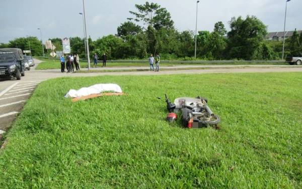 Mangsa maut di lokasi kejadian di KM28 Jalan Kuala Terengganu-Kuala Berang.