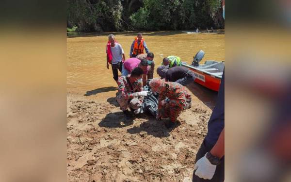 Anggota bomba mengangkat mayat mangsa yang ditemui lemas pada pagi Sabtu. - Foto Bomba