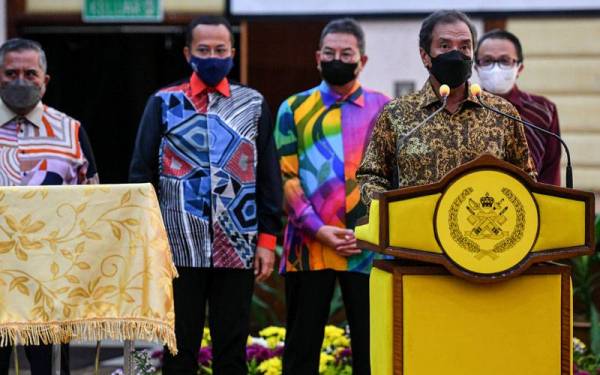 Sultan Mizan berkenan menyampaikan titah pada Majlis Pelancaran Buku Sejarah dan Perkembangan Dewan Undangan Negeri Terengganu di sebuah hotel pada Isnin. - Foto Bernama