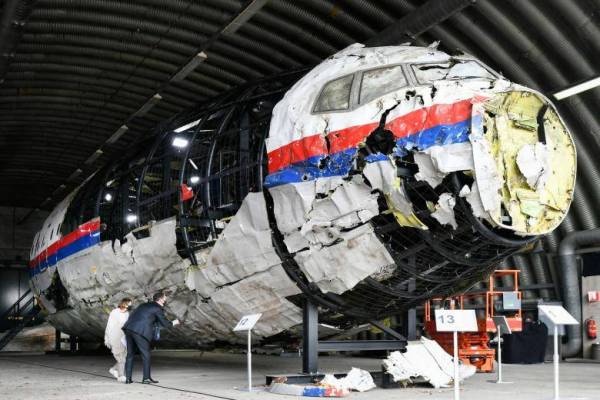 Peguam mengendalikan kes itu mengiringi hakim di lokasi pembinaan semula pesawat MH17 di Reijen, Belanda pada Mei tahun lalu. - Foto: Agensi