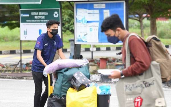 Pelajar yang memilih untuk tinggal di kolej kediaman mula mendaftar masuk pada Isnin.