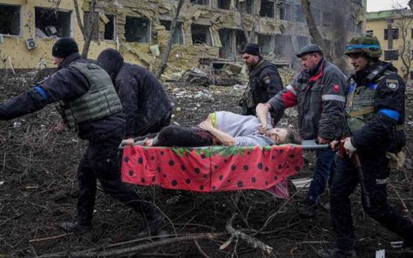 Kakitangan kecemasan Ukraine mengusung wanita sarat hamil tersebut selepas hospital materniti di bandar Mariupol musnah dibedil pada Rabu lalu. - Foto: Agensi