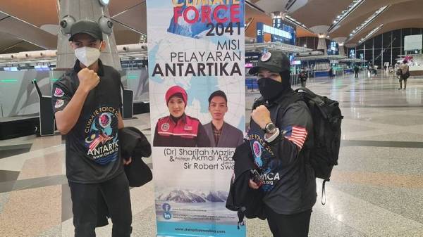 Sharifah Mazlina bersama protegenya, Muhammad Khairul Akmal selepas sidang akhbar di lobi Balai Pelepasan Lapangan Terbang Antarabangsa Kuala Lumpur (KLIA) pada malam Isnin.