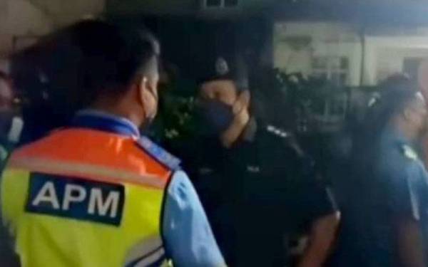 Video tular memaparkan Ketua Polis Daerah Ampang Jaya selaku Komander Operasi Bencana (dua dari kanan) sedang memberi arahan dan kawalan tempat kejadian tanah runtuh di kawasan Jalan Mega Jaya, Taman Mega, Ampang pada Khamis.