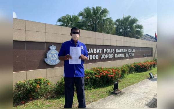 Supayyah menunjukkan laporan polis yang dibuat di IPD Kulai pada Sabtu supaya SPR mengira semula kertas undi.