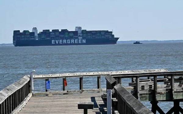 Sebuah kapal kontena tersekat di Teluk Chesapeake selepas belayar dari pelabuhan Baltimore, Amerika Syarikat pada Ahad lalu. - Foto AP