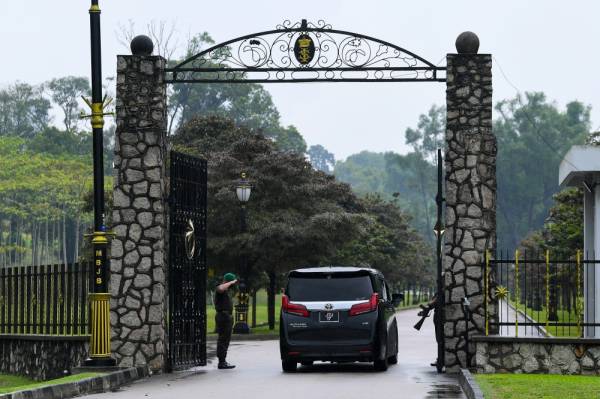 Kenderaan yang dipercayai membawa Hasni dilihat memasuki pintu belakang Istana Bukit Serene kira-kira 2.30 petang tadi. -Foto Bernama