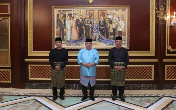 Sultan Johor, Sultan Ibrahim Sultan Iskandar berkenan bergambar bersama Onn Hafiz (kiri) dan Hasni (kanan) pada Majlis Angkat Sumpah Menteri Besar Johor di Istana Bukit Serene pada Selasa.