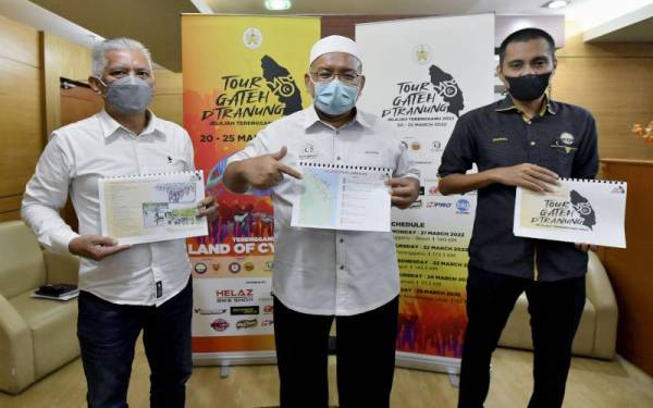 Wan Sukairi (tengah) bersama Shahrizal (kanan) dan Mazlan menunjukkan pelan laluan perlumbaan Tour Gateh D'Tranung 2022 dalam sidang media di Kuala Terengganu pada Selasa. - Foto Bernama