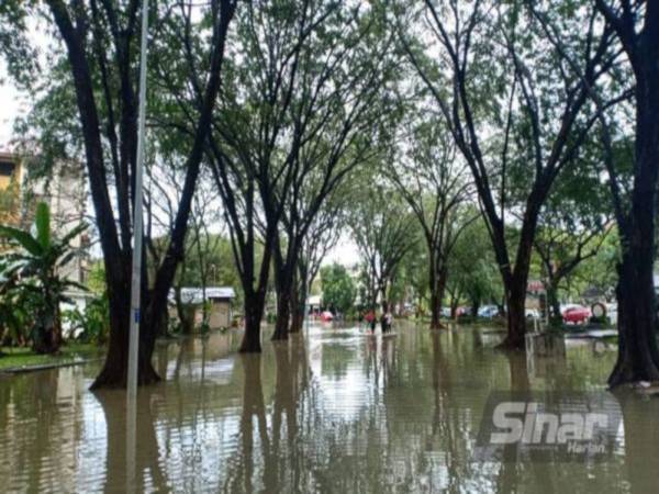 Keadaan banjir yang melanda di kawasan perumahan penduduk Shah Alam Februari lalu.