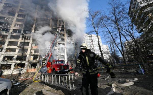 Anggota bomba memadamkan kebakaran di blok penempatan setinggi 16 tingkat di Kiev yang dibedil pada awal pagi Selasa. - Foto AFP