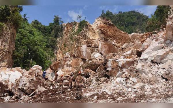 Pasukan bomba dan SMART menjalankan operasi di lokasi runtuhan batu kuari di Simpang Pulai. - Foto ihsan JBPM Perak