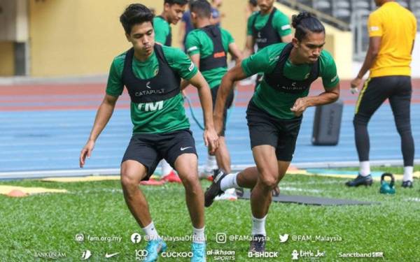 Nazmi Faiz (kiri) digugurkan dari skuad Harimau Malaya susulan kecederaan di pangkal paha. - Foto Football Association of Malaysia