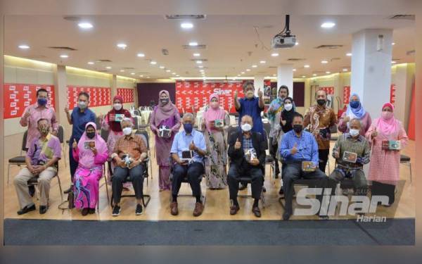 Ahli-ahli TMESA bergambar bersama selepas Majlis Pelancaran Jualan Kurma dan al-Quran di Bangunan Kumpulan Media Karangkraf, Seksyen 15, di sini pada Rabu. 