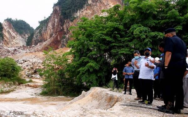 Saarani (dua dari kanan) meninjau operasi mencari dan menyelamat dua pekerja yang dikhuatiri tertimbus di lokasi runtuhan kuari Keramat Pulai Jalan Simpang Pulai-Cameron Highlands pada Rabu. -Foto Bernama