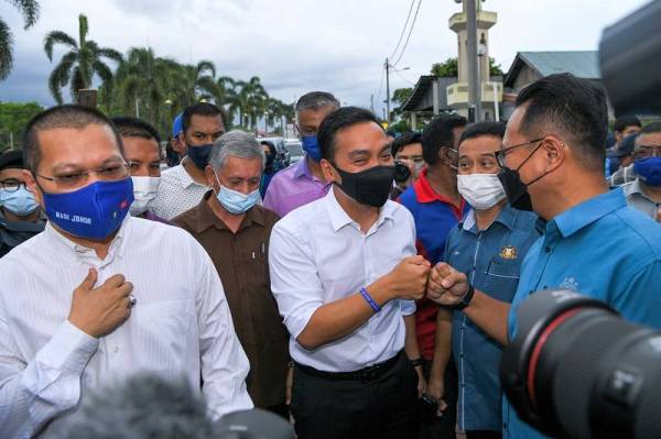  Onn Hafiz (tengah) beramah mesra bersama penduduk setempat semasa hadir pada Program Sembang Santai Bersama MB Johor di Laman Simpang Renggam pada Rabu. -Foto Bernama