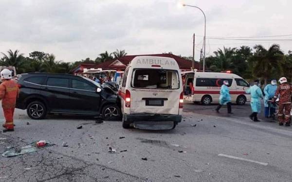 Keadaan kemalangan melibatkan lima kenderaan di Chalok Kedai, Setiu yang mengorbankan nyawa Fatimah. - Foto ihsan pembaca