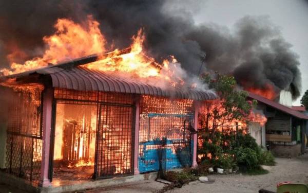 Sebanyak 17 kediaman dipercayai musnah dalam kebakaran di Kampung Bukit Malut, Langkawi, di sini, pada Rabu. -Foto: Ihsan JBPM Kedah