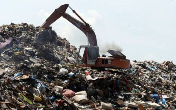 Sebanyak 60,543 tan metrik sisa pasca banjir bermula dari 21 Disember tahun lalu hingga 15 Januari lalu diterima Worldwide Holdings. - Foto Bernama