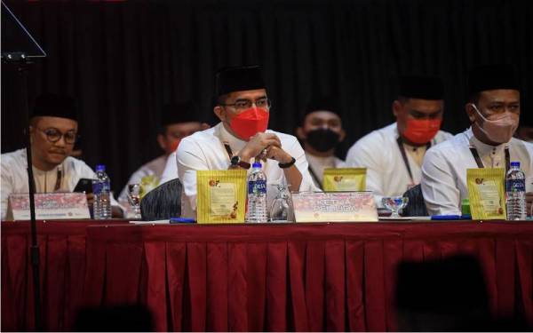 Ketua Pemuda UMNO, Datuk Dr Asyraf Wajdi Dusuki (depan, kiri) pada Perhimpunan Agung Pergerakan Sayap Pemuda di Pusat Dagangan Dunia Kuala Lumpur pada Khamis. - Foto Bernama 