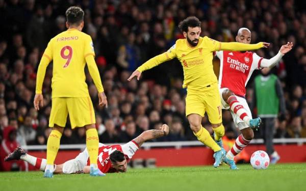 Penyerang Liverpool, Mohamad Salah (dua dari kanan) diasak pertahanan Arsenal pada perlawanan berkenaan. - Foto EPA