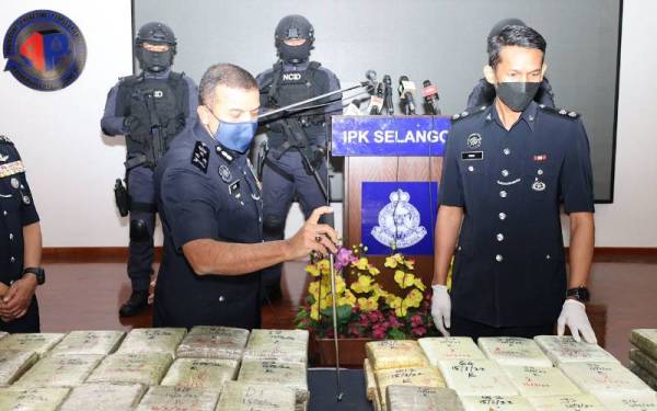 Ayob Khan menunjukkan antara dadah yang dirampas pada sidang media yang diadakan di Ibu Pejabat Polis Kontinjen (IPK) Selangor pada Khamis.