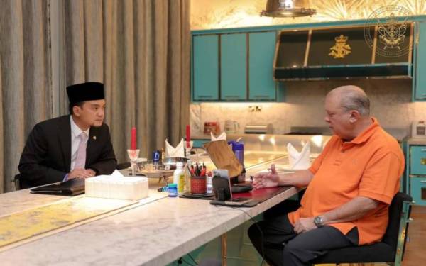 Pertemuan antara Sultan Ibrahim dan Onn Hafiz (kiri) di Johor Bahru pada Rabu. - Foto Facebook Sultan Ibrahim Sultan Iskandar