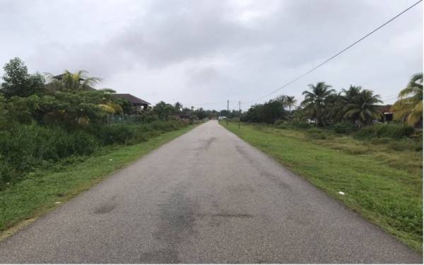 Lokasi motosikal ditunggang Ros Liza yang terbabas pada Rabu malam.