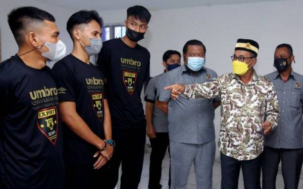 Maarof (dua, kanan) beramah mesra dengan sebahagian para pemain pasukan Negeri Sembilan (NS) Antlers pada Majlis Penyerahan Bonus Sepak Takraw League (STL) dan Pengenalan Pemain Ke Champion Cup 2021/2022 di Seremban 2, pada Khamis. - Foto Bernama